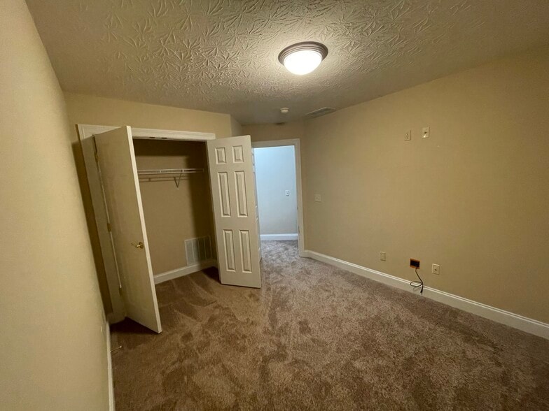 Building Photo - 2690 Gardenia Ave