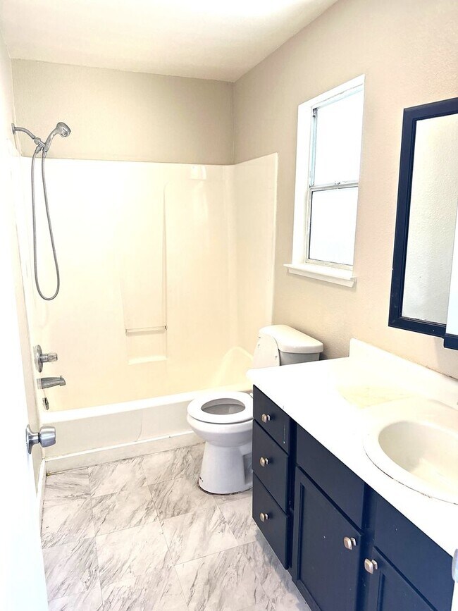 Building Photo - Nice & Quiet single family home in the cen...