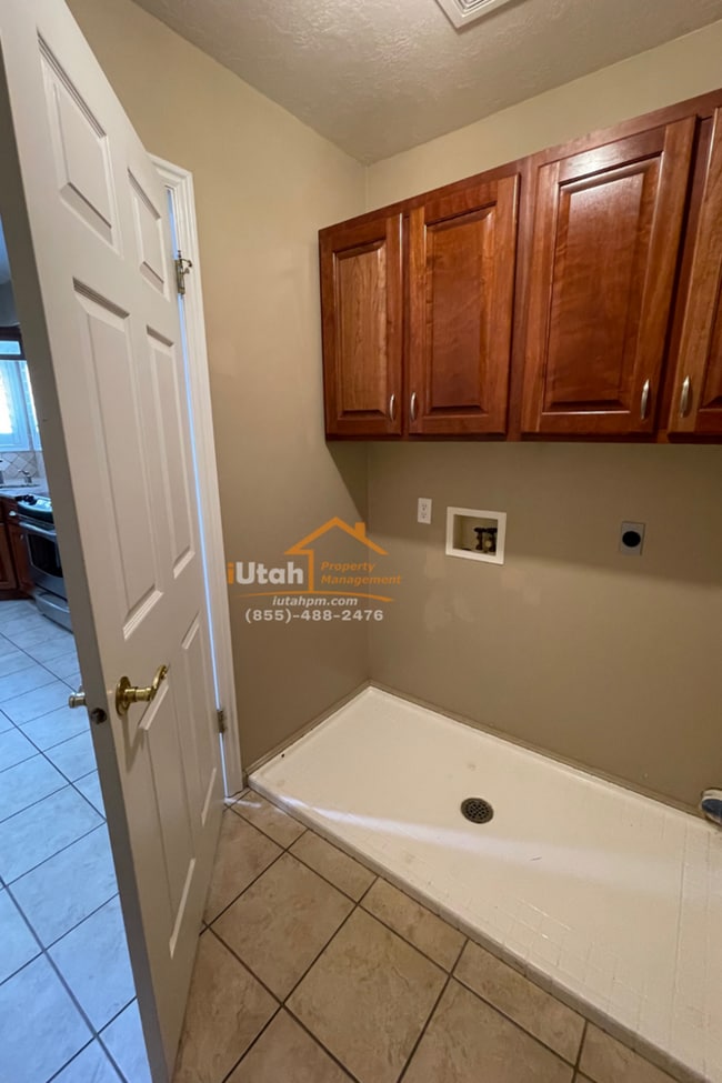 Building Photo - East Layton 6 Bdrm 3 Bth 2 car garage home.