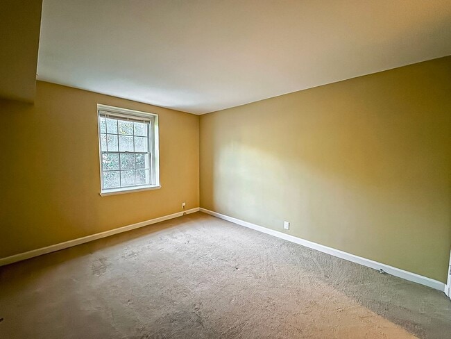 Building Photo - Charming 1 Bed 1 Bath Condo In Amenity-filled Fairlington Villages - Water Included