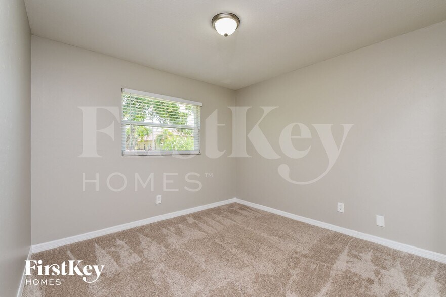 Building Photo - 406 SE 10th Ave