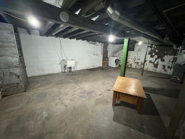 Building Photo - For Rent – Pet-Friendly 2 Bed, 1 Bath Town...