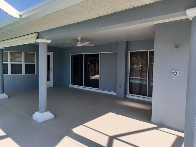 Building Photo - 4416 SW 24th Ave