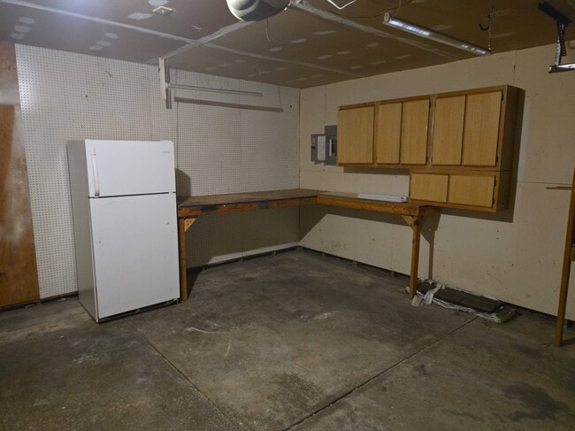 Building Photo - 235 Meadow Glen Dr
