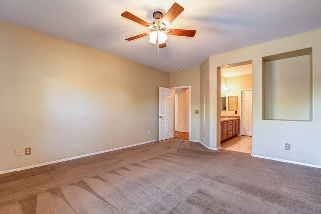 Building Photo - Beautiful 2 bed + den, 2 bath townhome in ...