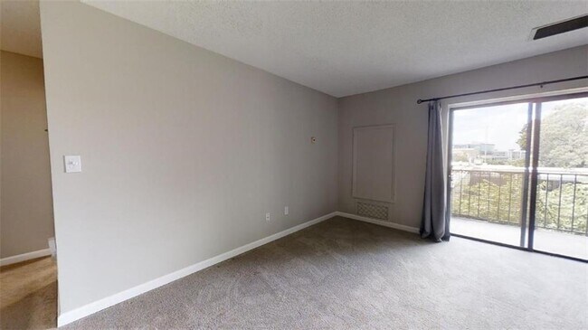 Building Photo - 300 Johnson Ferry Rd