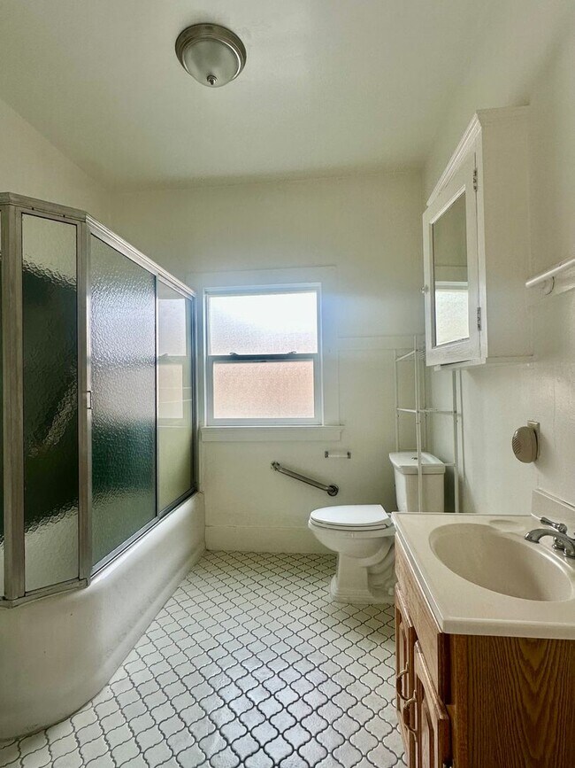 Building Photo - 6bedroom house full of charm steps from UC Berkeley!
