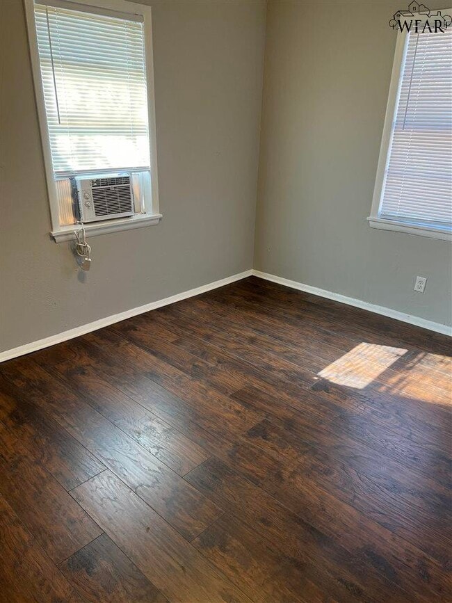 Building Photo - 1118 Ireland St