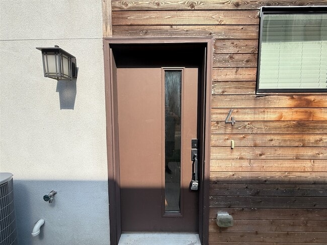 Building Photo - 1931 N Prairie Ave