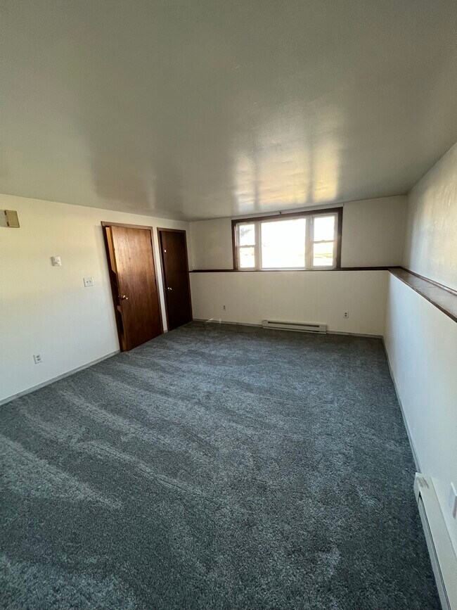 Building Photo - 703/705 W Gruenwald Ave