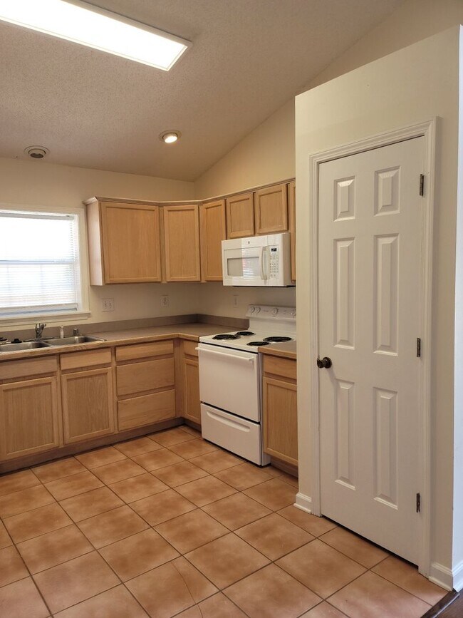 Building Photo - Beachside Living in Surfside – 3BR/2BA Cor...