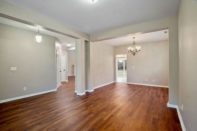 Building Photo - Room to Live, Minutes from Everything 1048 Castlemaine!