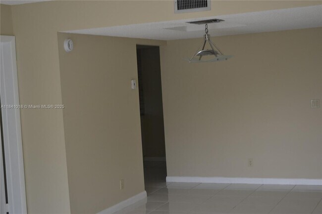 Building Photo - 491 Racquet Club Rd
