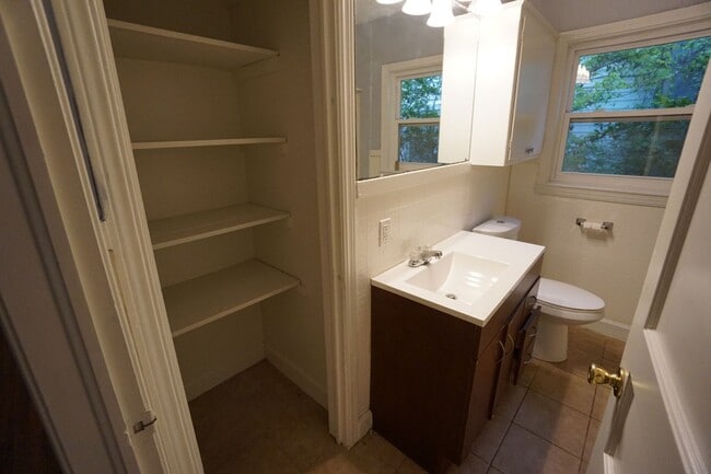 Building Photo - 2 Bed 1 Bath House Total Electric