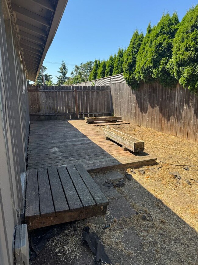 Building Photo - 2 bedroom 1 bath duplex with a garage!
