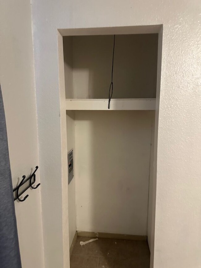 Building Photo - Charming 2 Bedroom, 1 Bath Home with Spaci...