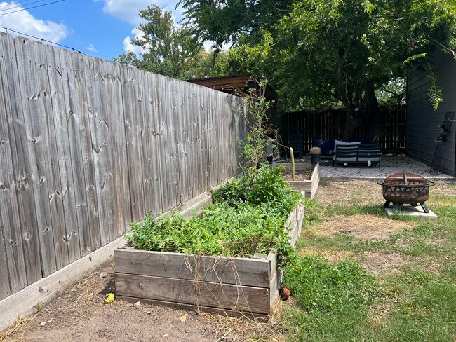 Building Photo - 5006 Hardy St