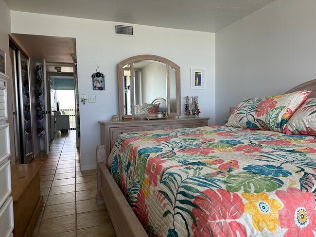 Building Photo - 4141 Ocean Dr