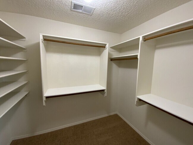 Building Photo - 3 Bedroom Home Available Near Unser Blvd NW & Rainbow Blvd NW!