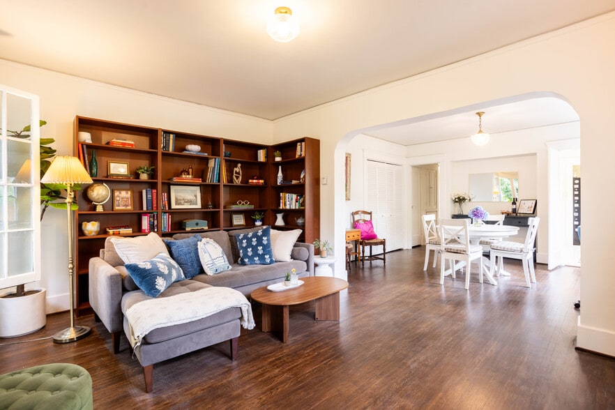 Main Room - 810 Crestmoore Pl