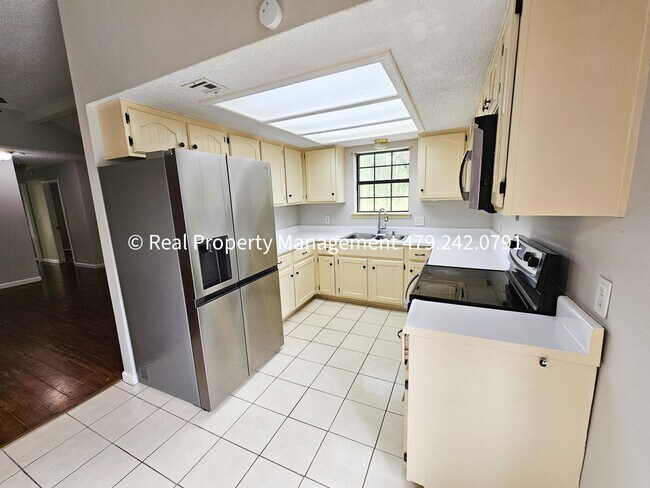 Building Photo - 3 Bedroom Close to Mercy Hospital - Availa...