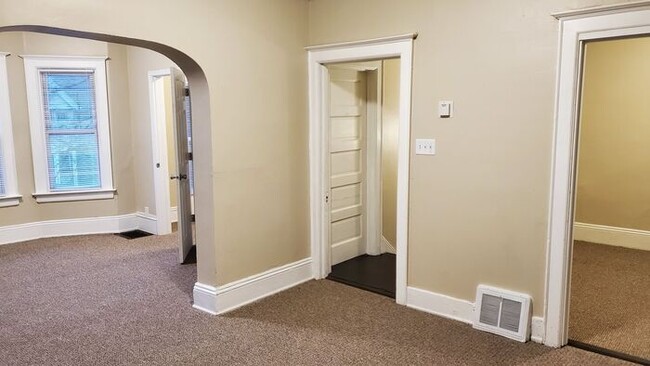 Building Photo - Newly Updated Spacious Three Bedroom Upper...