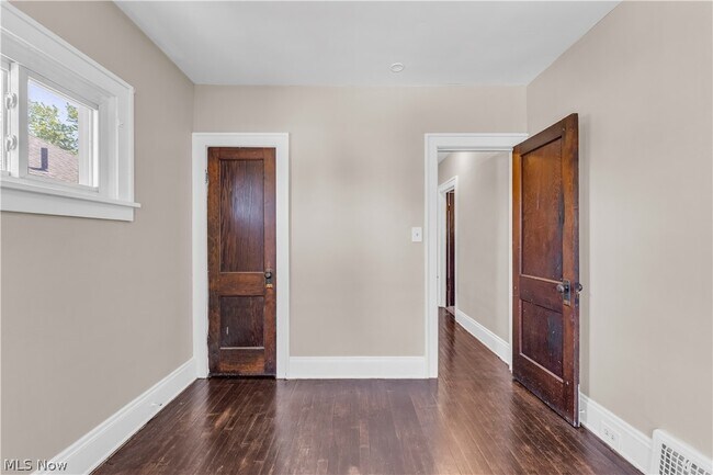 Building Photo - 9404 Cardwell Ave