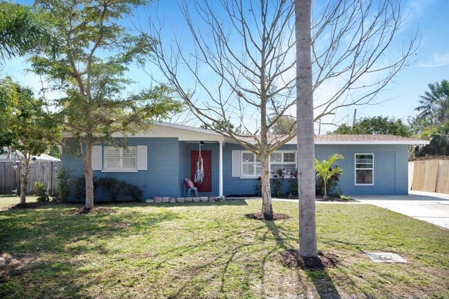 Building Photo - Furnished Chic Monthly Rental Home in Bradenton, FL VACA or Short Term