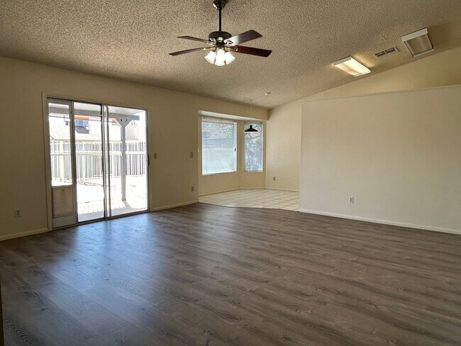 Building Photo - Low-Maintenance Living with Private Pool in Chandler