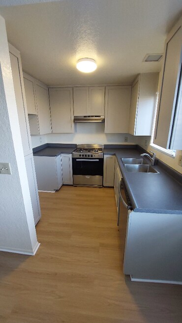 Building Photo - 4040 W 130th St