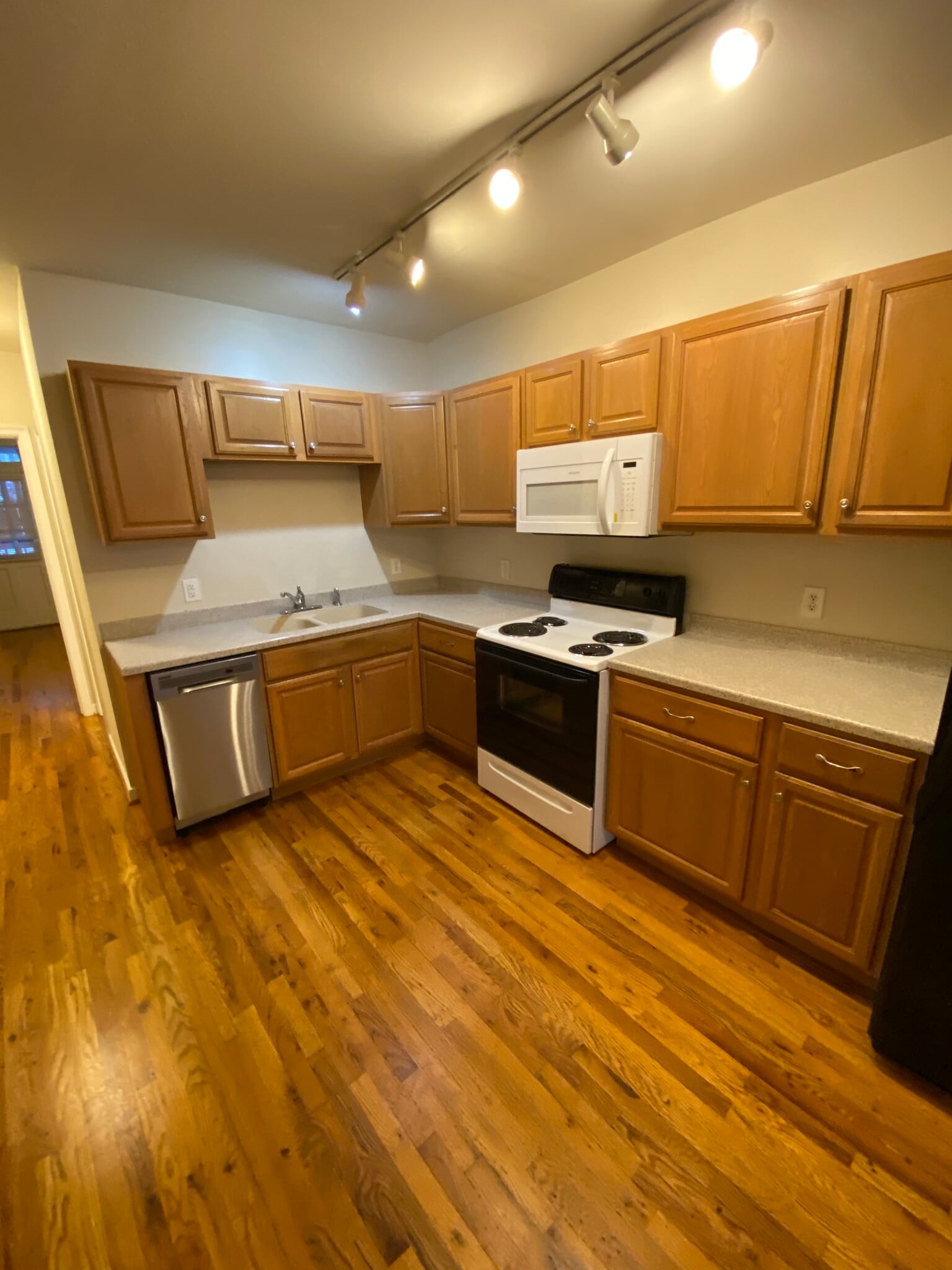 Building Photo - 3019 Ellwood Ave