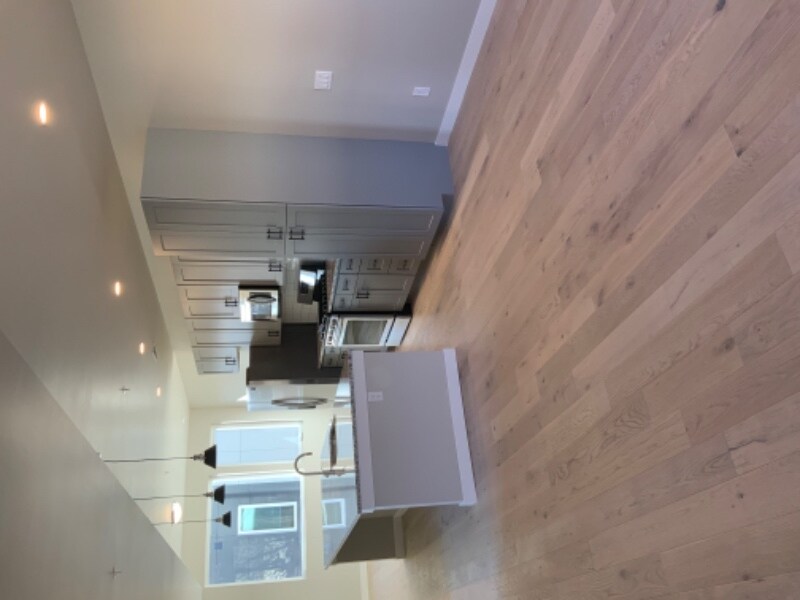 Building Photo - 825 Crisman Dr