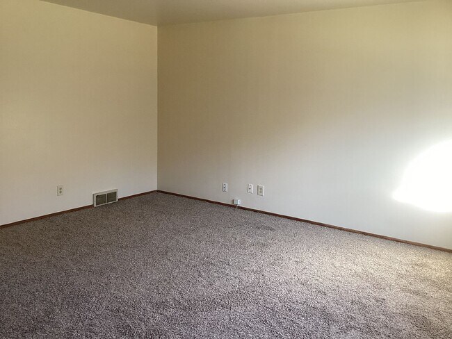 Building Photo - 9135-9137 N. Swan Rd