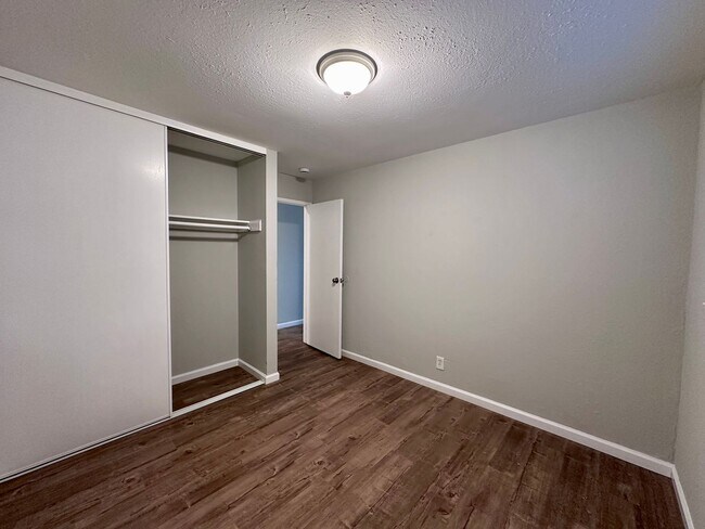 Building Photo - 01632