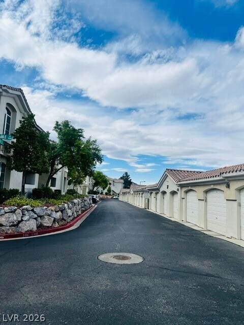 Building Photo - 1320 Red Gable Ln