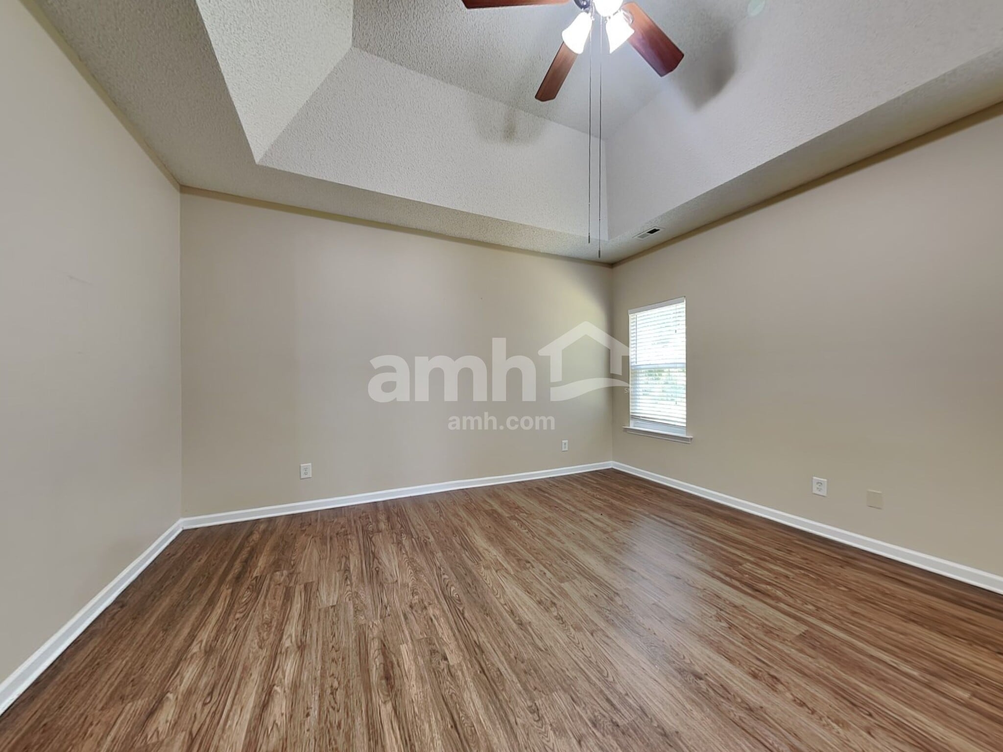 Building Photo - 4038 River Falls Dr