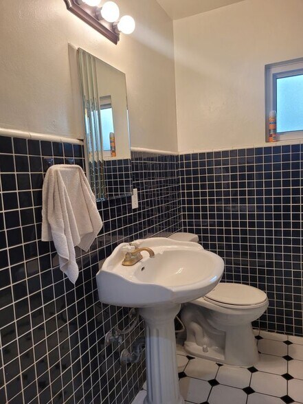 Building Photo - 10854 Marklein Ave