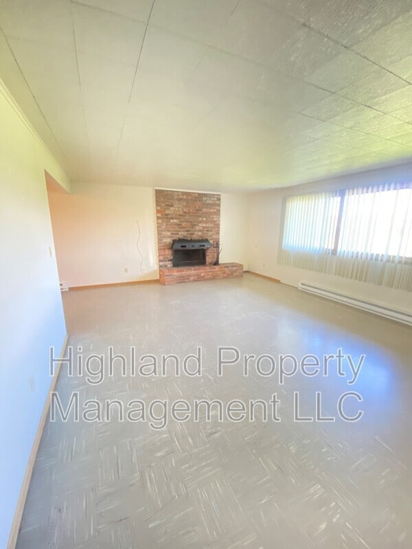 Building Photo - 1933 NE Valley Rd