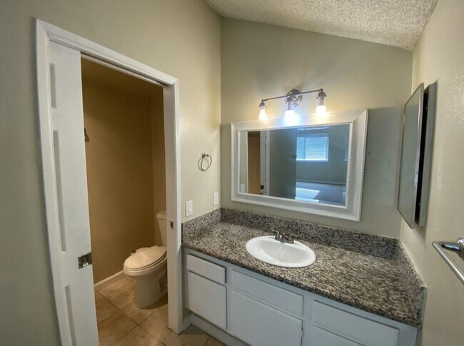 Building Photo - 3 Bed 2 Bath condo with a large master loft style bedroom