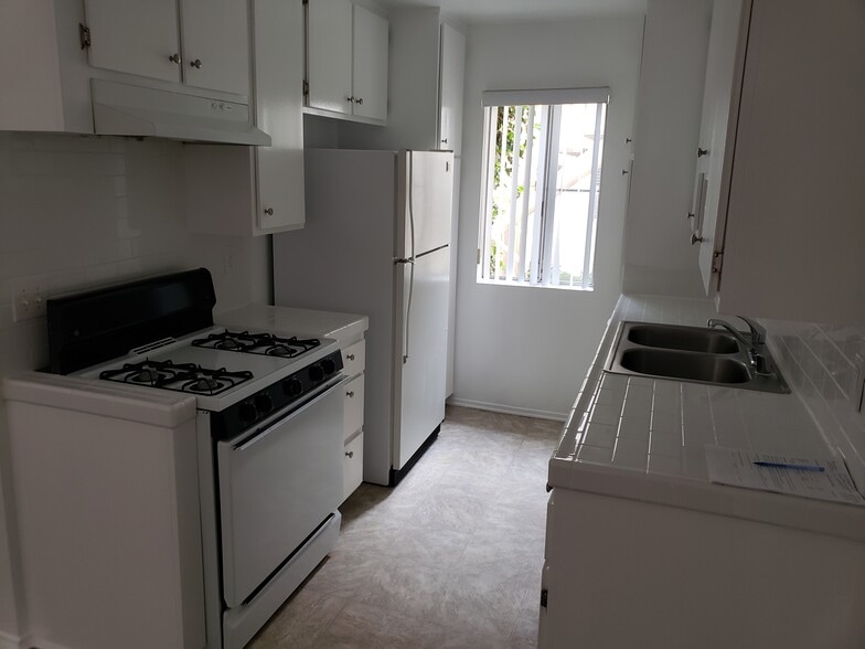 Kitchen - 12333 Texas Ave