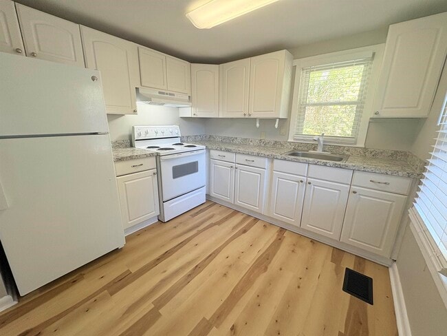 Building Photo - 1530 Live Oak Dr