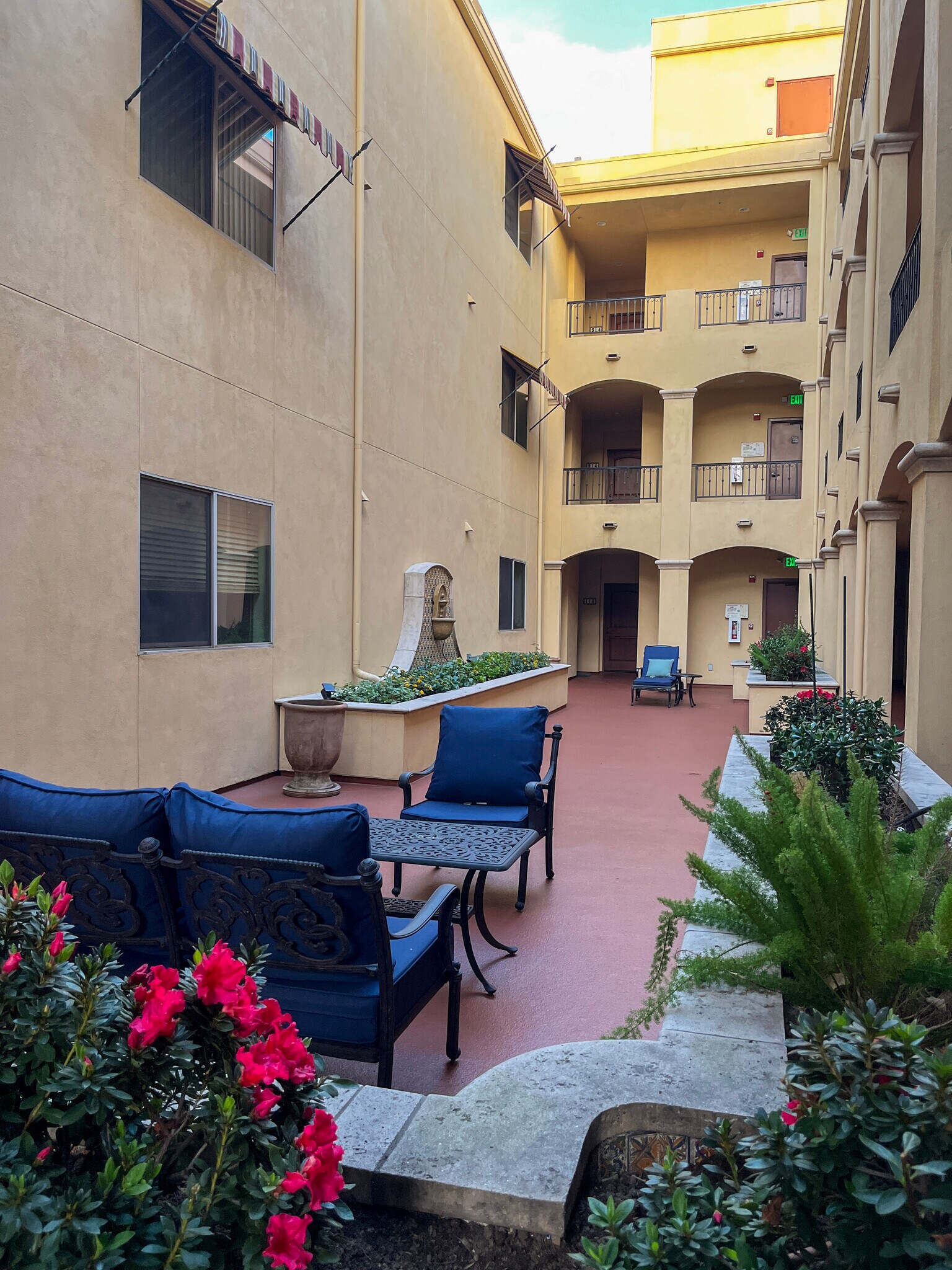 Building Photo - 5037 Rosewood Ave