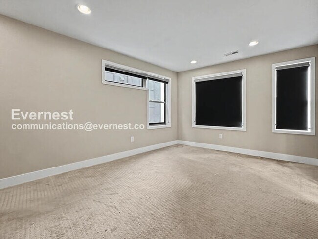 Building Photo - 3 Bed, 3.5 Bath Townhouse with Garage