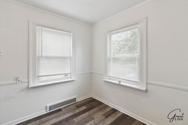 Building Photo - $1500 5 bedroom 2 bath