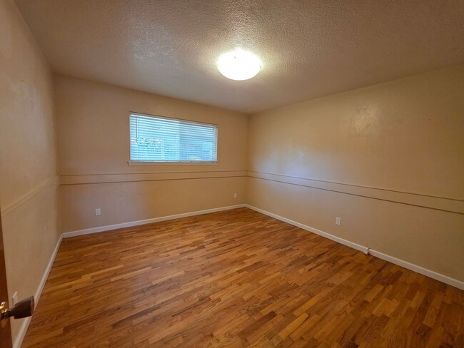 Building Photo - Single story home close to freeway access!