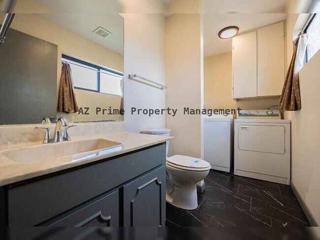Building Photo - 4710 N 10th Pl