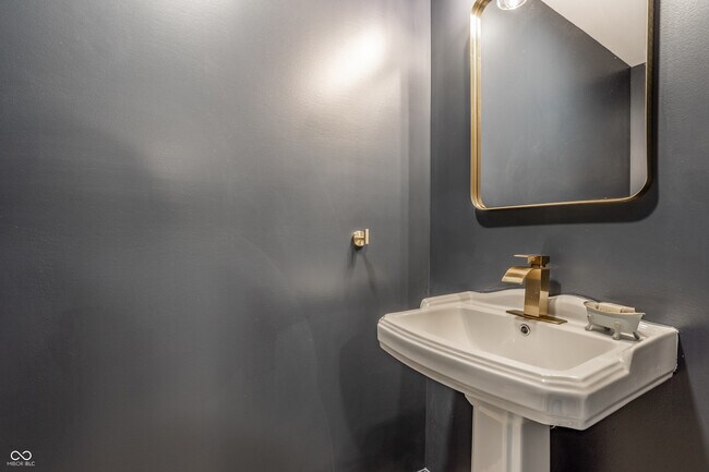 Building Photo - 108 W Main St