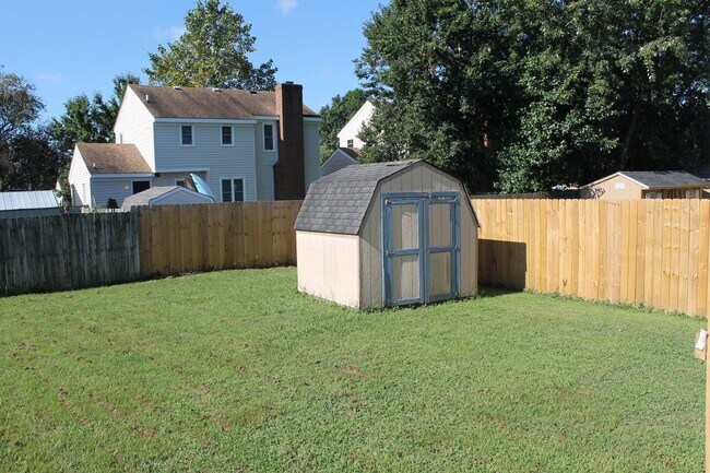 Building Photo - 3BD/2.5BA Home minutes from Dam Neck!  Full fenced Back yard!!