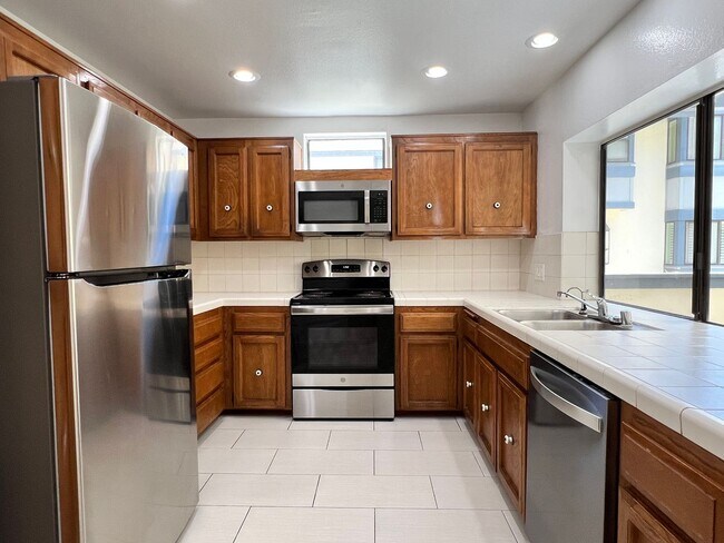 Building Photo - Spacious 2 Bedroom 2-1/2 Bathroom Townhome with 2-car garage in La Jolla near UCSD