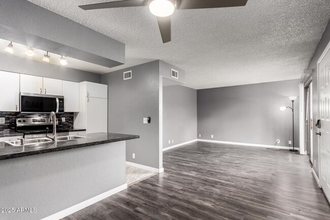 Building Photo - 286 W Palomino Dr